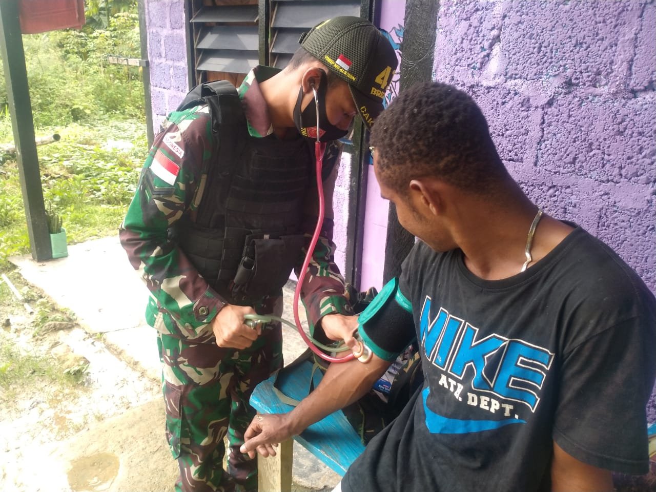 Yonif 413 Kostrad Bantu Warga Perbatasan RI-PNG Hidup Sehat dan Sejahtera