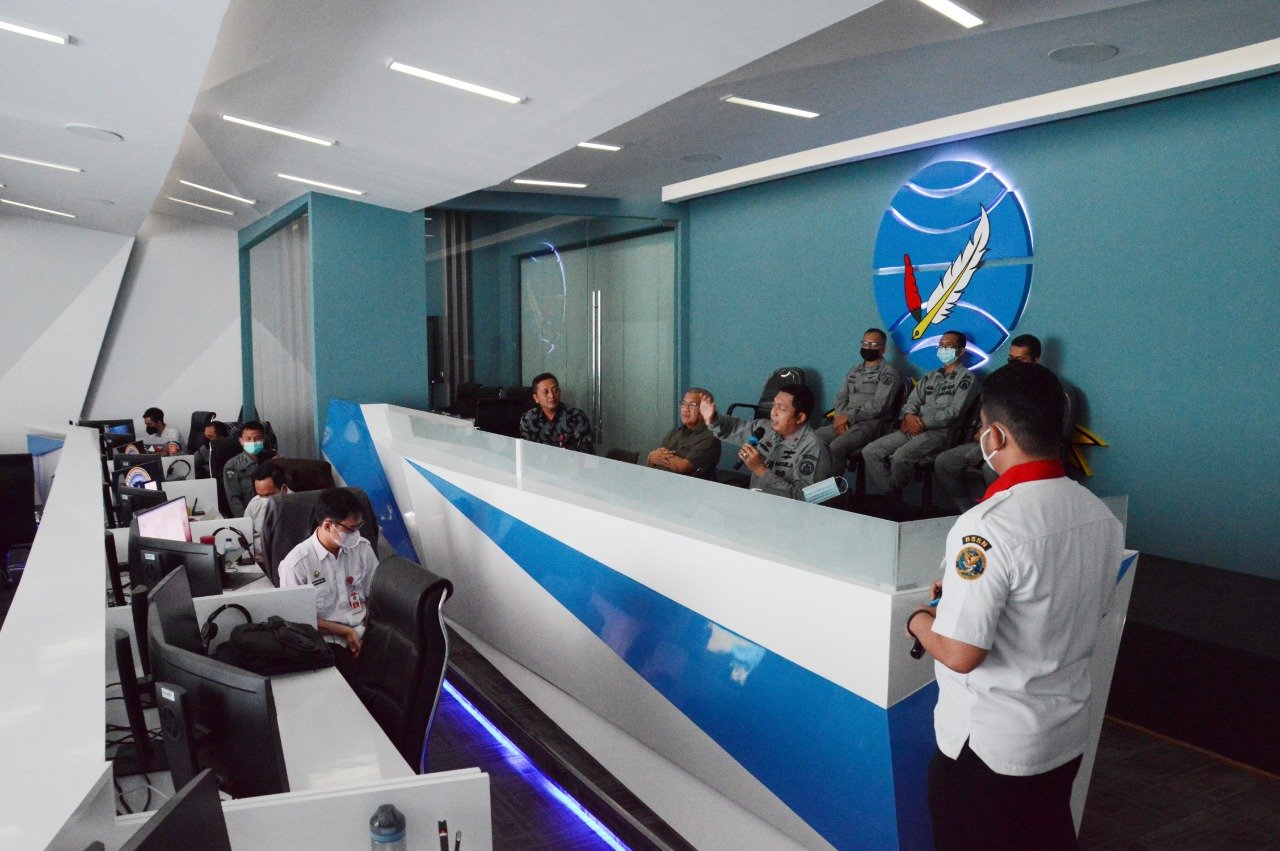 Kepala Kantor Kamla Zona Maritim Barat Bahas Data Informasi dengan Kepala BSSN Batam