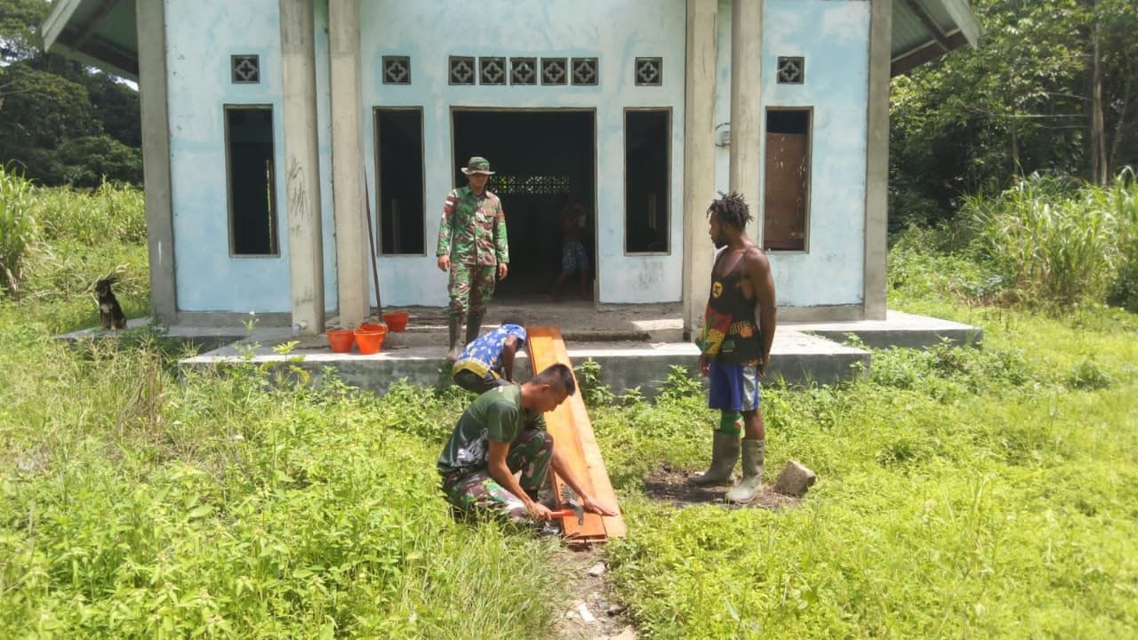 Satgas Yonif 126/KC Bantu Renovasi Gereja, Bawa Kebaikan untuk Warga