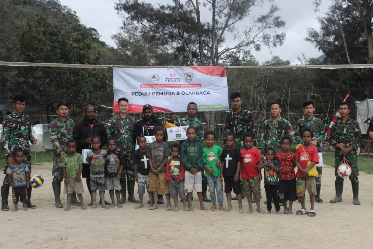 Yonif Mekanis 203/AK Serahkan Sarana Olahraga untuk Pemuda Desa Tima