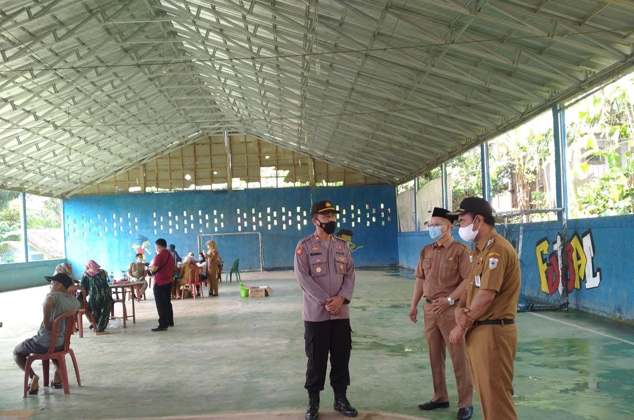 Kapolsek Munjul dampingi vaksinasi Covid-19