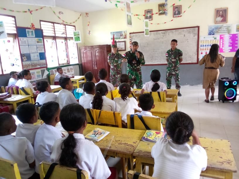 Satgas Yonarmed 1 Kostrad Tanamkan Nasionalisme dan Patriotisme ke Siswa SD Kristen 01 Nuruwe