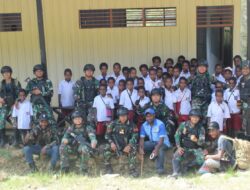 Kekurangan Guru di Pegunungan Tengah, Satgas Yonif Mekanis 203/AK Mengajar di Sekolah