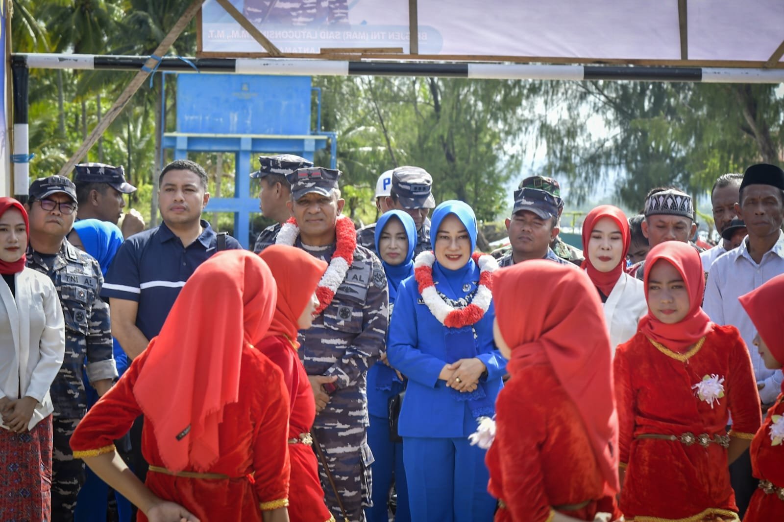 Warga Pulau Osi Sambut Kedatangan Danlantamal IX Ambon dengan Gembira dan Syukur