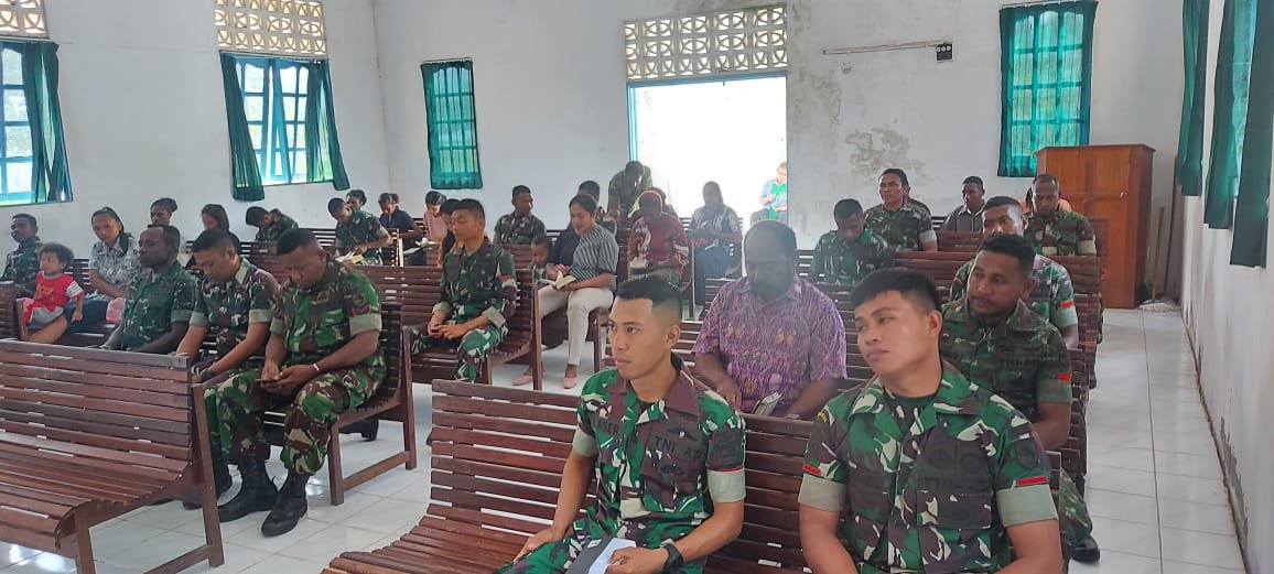 Anggota Satgas TMMD Reg-114 Jaga Silaturahmi dengan Ibadah Bersama Warga