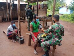 Satgas Pamtas Yonif 125/SMB Sambangi Warga Toray, Layani Kesehatan