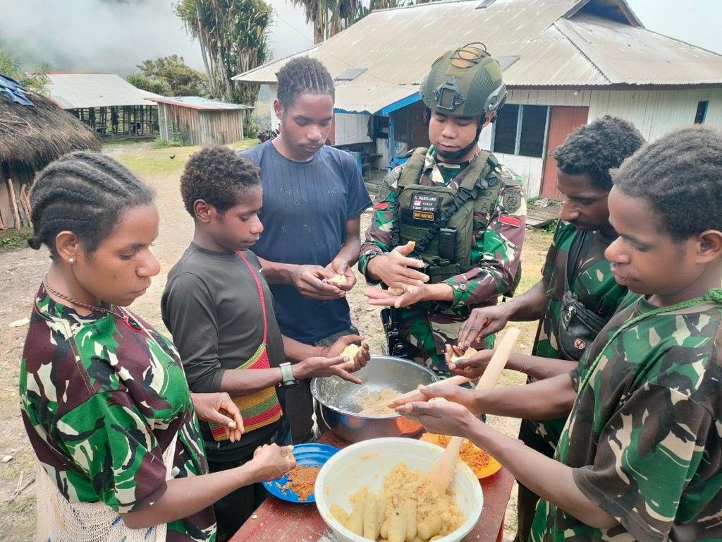 Yonif Raider 321/GT Kostrad Ajarkan Mama-Mama Olah Ubi di Distrik Dal