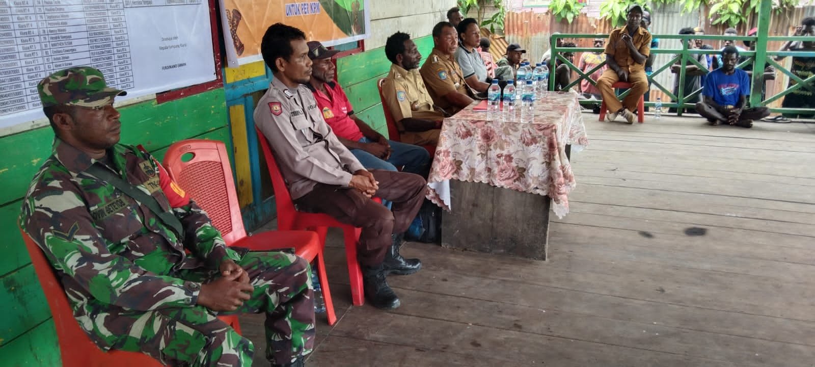 Babinsa Koramil 1710-01/Kokonao Dampingi Penyaluran BLT ke Warga Binaan