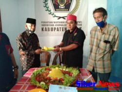 PWI Lebak Potong Tumpeng, Wartawan Senior Dapat Potongan Pertama