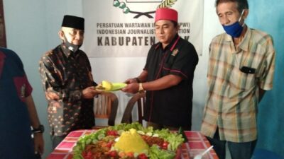 PWI Lebak Potong Tumpeng, Wartawan Senior Dapat Potongan Pertama