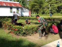 Babinsa Koramil 1710-06/Agimuga Tingkatkan Kebersamaan Lewat Kerja Bakti Bersihkan Balai Kampung