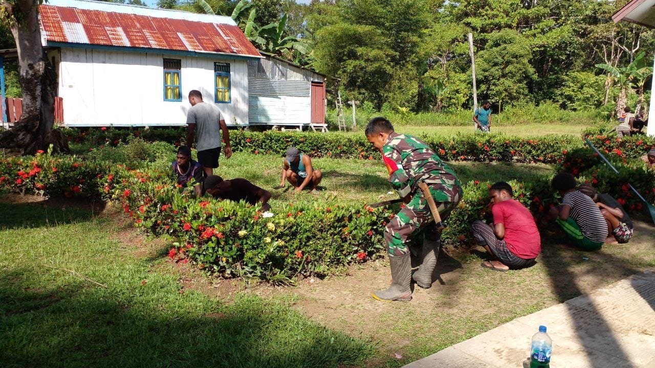 Babinsa Koramil 1710-06/Agimuga Tingkatkan Kebersamaan Lewat Kerja Bakti Bersihkan Balai Kampung