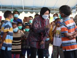 Mensos RI Hadir di Tengah Keluarga Korban Banjir NTT untuk Transparansi