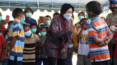 Mensos RI Hadir di Tengah Keluarga Korban Banjir NTT untuk Transparansi