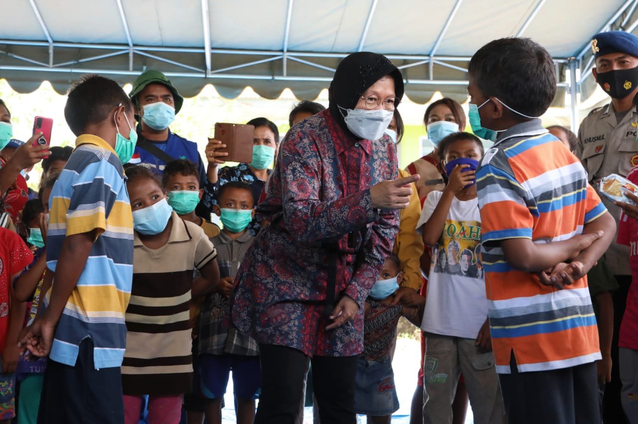 Mensos RI Hadir di Tengah Keluarga Korban Banjir NTT untuk Transparansi