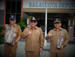 Wali Kota Depok Serahkan Penghargaan kepada ASN saat Apel Pagi