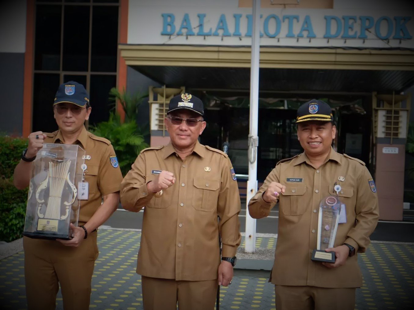 Wali Kota Depok Serahkan Penghargaan kepada ASN saat Apel Pagi
