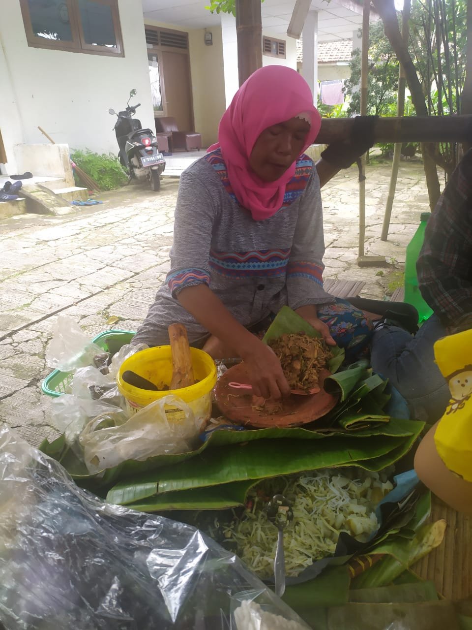 20 Tahun Jual Pecel, Satna Umroh dan Tanggung Keluarga