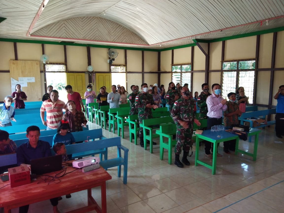 Satgas Yonif 642 Rayakan Natal Damai dengan Ibadah Bersama dan Pembagian Alkitab