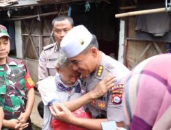 Abah Soleh Menangis Terharu Saat Dikunjungi Tim Jumat Barokah Polda Banten