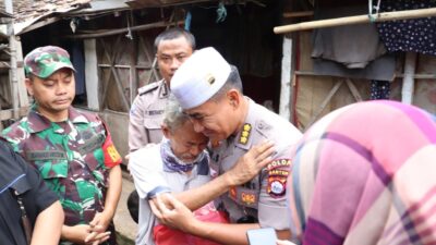 Abah Soleh Menangis Terharu Saat Dikunjungi Tim Jumat Barokah Polda Banten