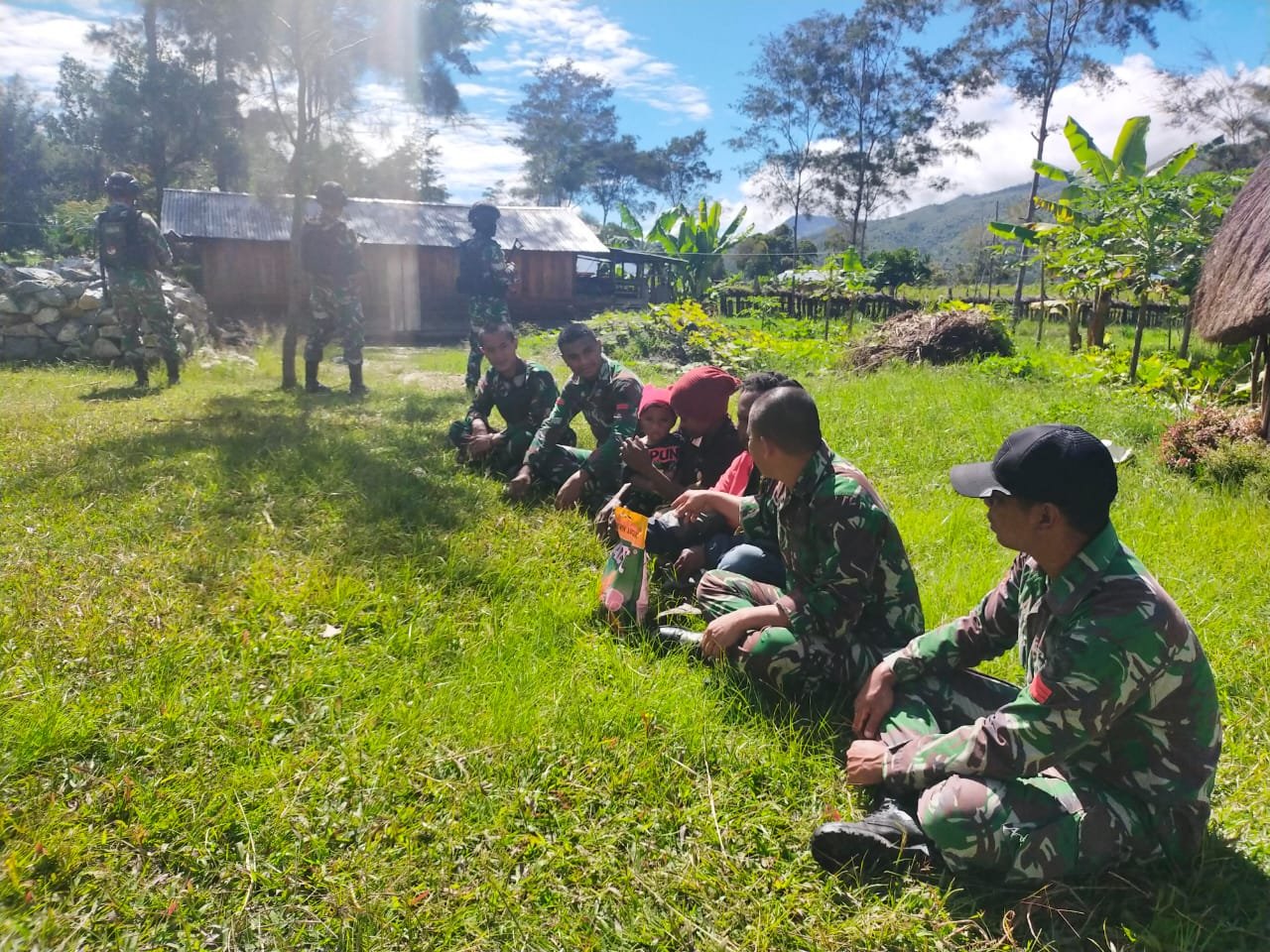 Satgas Yonif RK 751/VJS Tingkatkan Ketahanan Pangan dengan Bibit Jagung