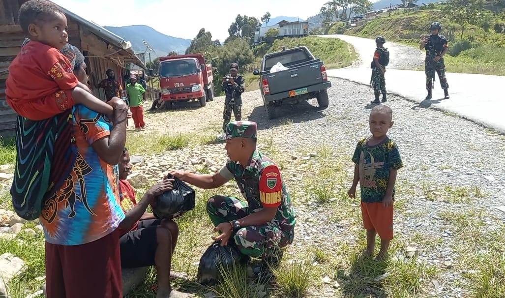 Babinsa Koramil 1714-02/Ilu Sosialisasi dan Bagikan Sembako