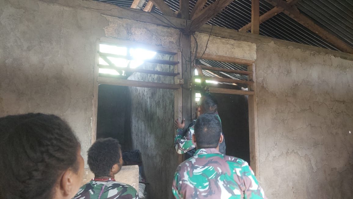 Satgas Yonif 126/KC Perbaiki Instalasi Listrik untuk Warga Papua