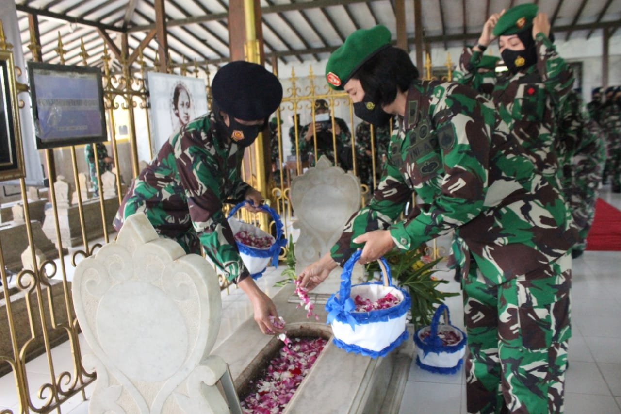 Wanita TNI Ziarah ke Makam Pahlawan Nasional