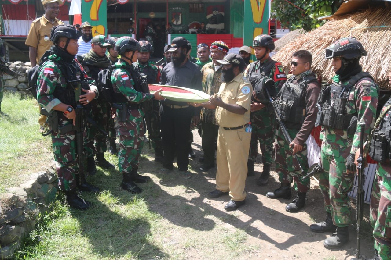Dansatgas Pamrahwan Yonif RK 751/VJS Temui Tokoh Kanggime Papua