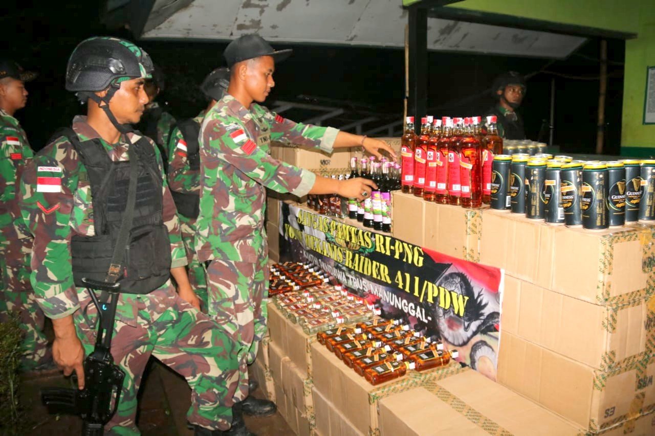Prajurit Yonif 411 Kostrad Situng 5.076 Botol Miras Ilegal di Jalur Trans Papua