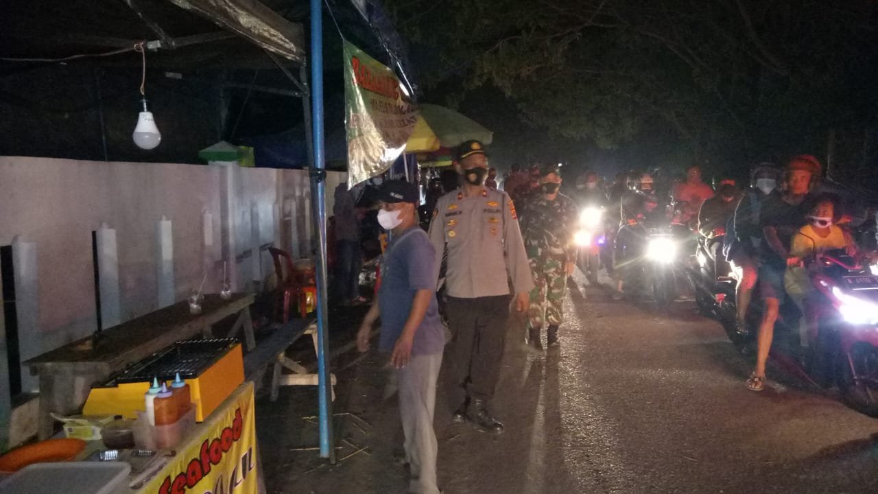 Polsek Serang Bersihkan PKL dari Stadion Maulana Yusuf