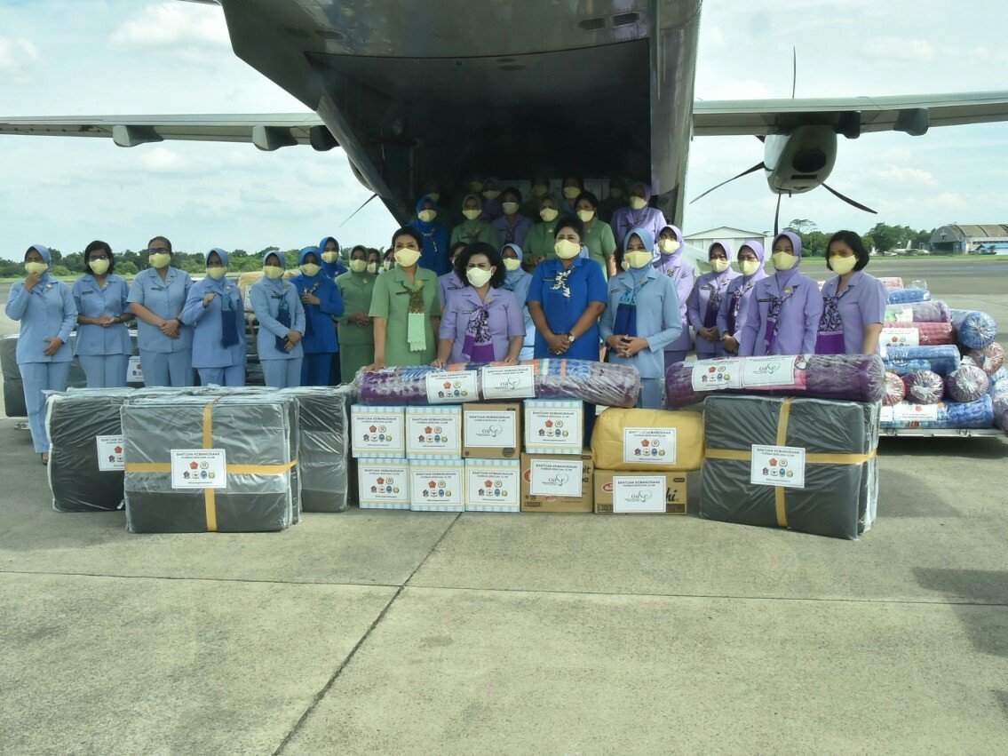 Ketum Dharma Pertiwi Salurkan Bantuan untuk Korban Bencana Alam NTT