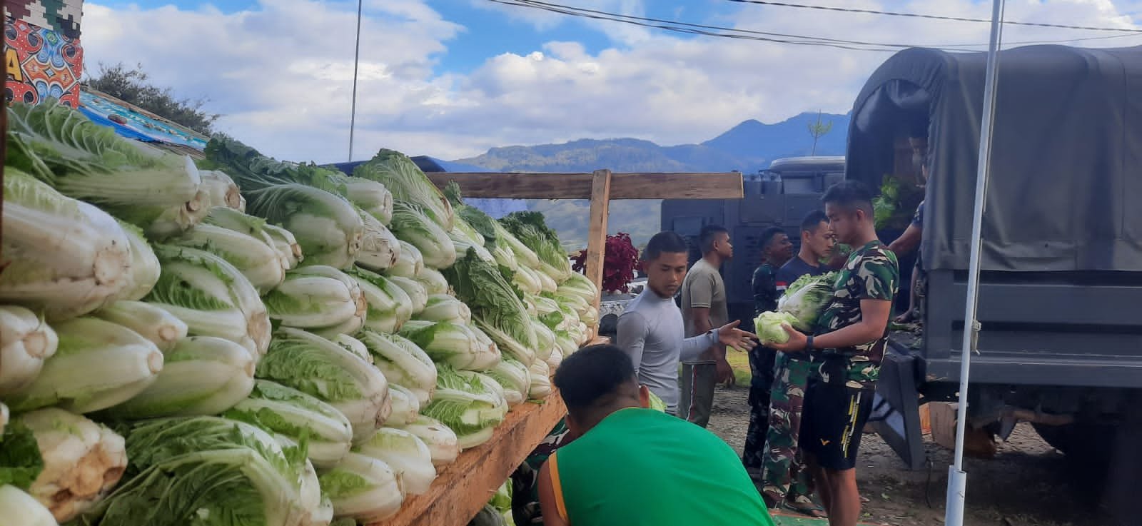 Yonif R 321/GT Borong Hasil Bumi Papua untuk Penuhi Kebutuhan Pangan Freeport