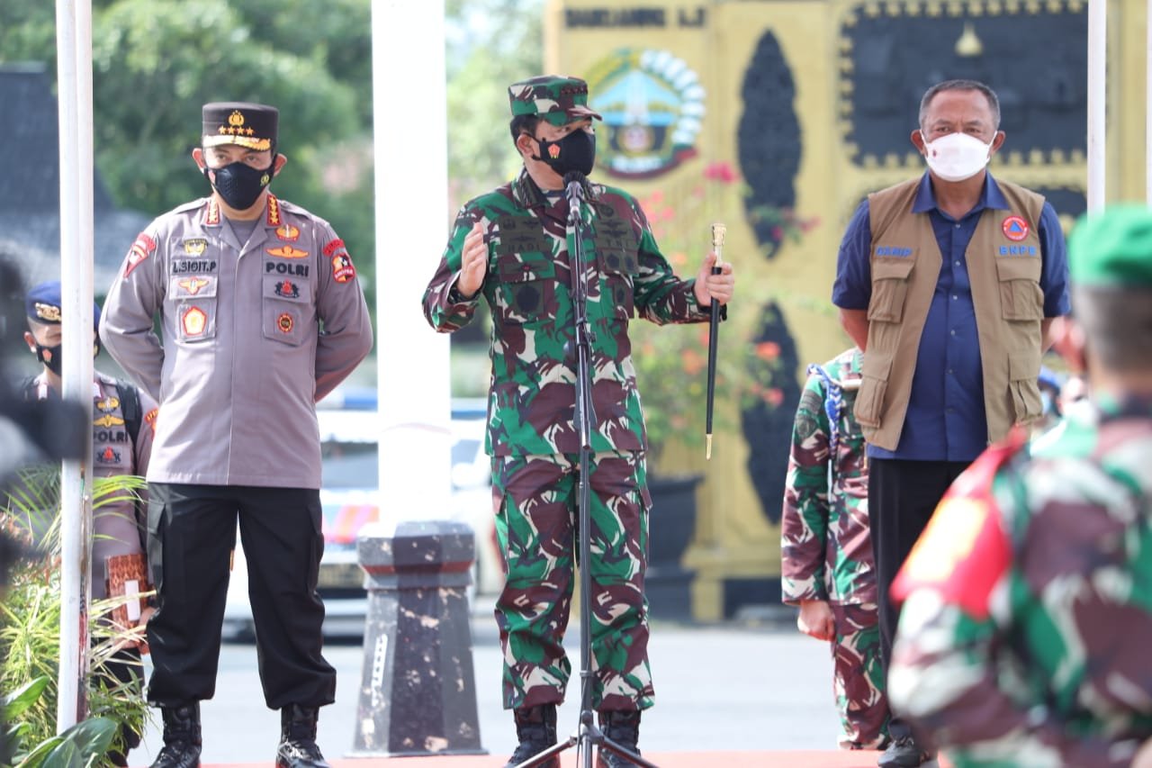 Panglima TNI Pimpin Apel Gelar Pasukan Penebalan Satgas COVID-19 di Blora
