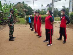 Latih PBB Paskibraka Siding, Satgas Pamtas Yonif 642 Tingkatkan Baris Berbaris