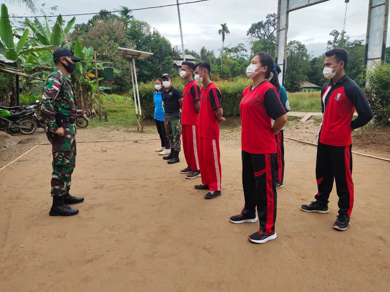 Latih PBB Paskibraka Siding, Satgas Pamtas Yonif 642 Tingkatkan Baris Berbaris