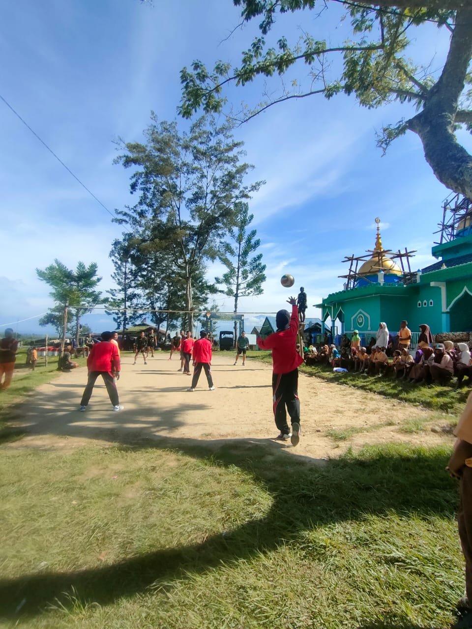 Satgas Yonif RK 751/VJS Rayakan Hari Pahlawan dengan Olahraga Bersama Guru dan Masyarakat