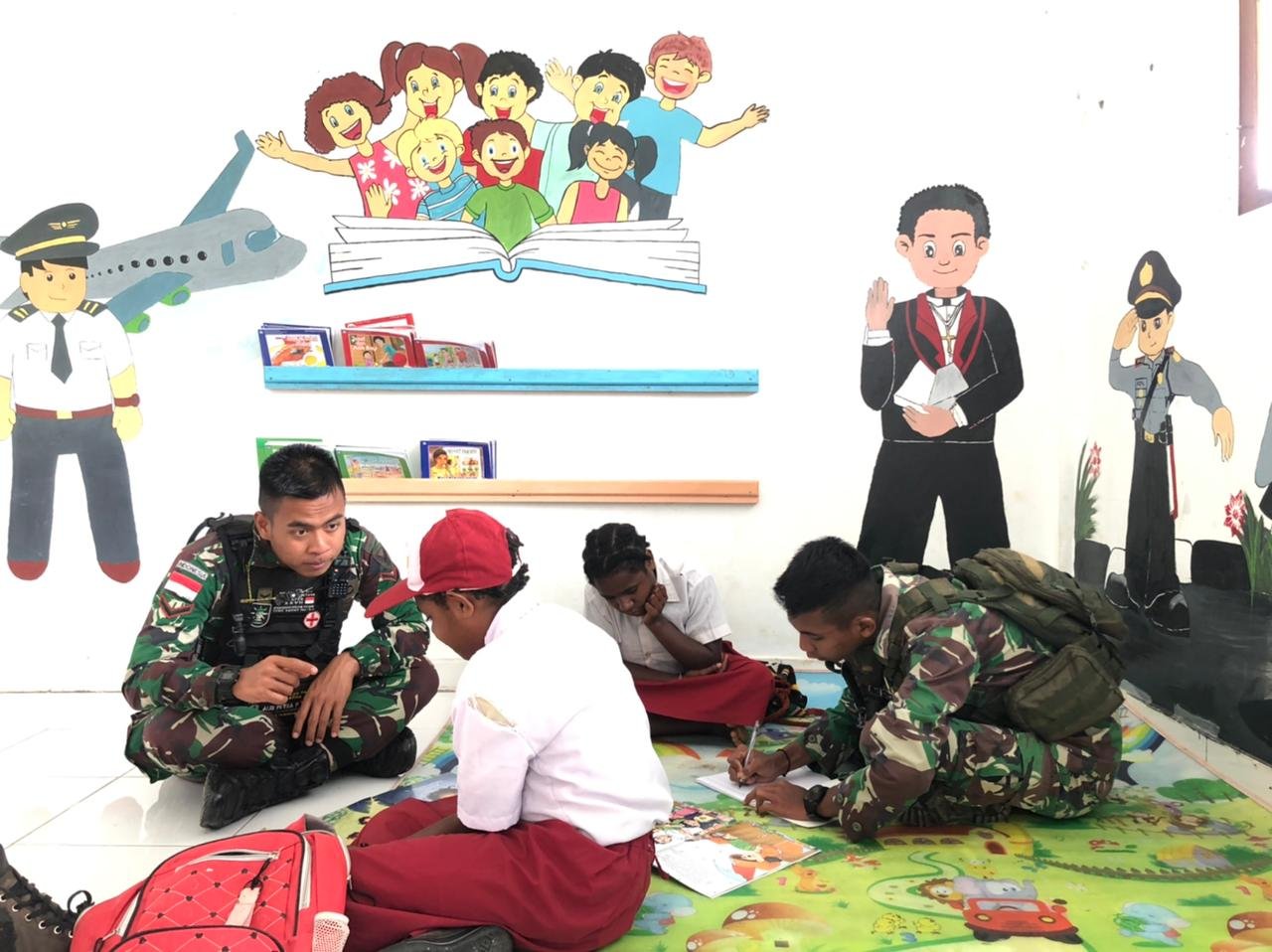 Satgas Yonif Raider 142/KJ Cerdaskan Anak dengan Metode Baca Hafal Ucap