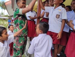 Satgas Yonarmed 1 Kostrad Latih Baris-Berbaris Tanamkan Kedisiplinan Siswa SD Tananahu