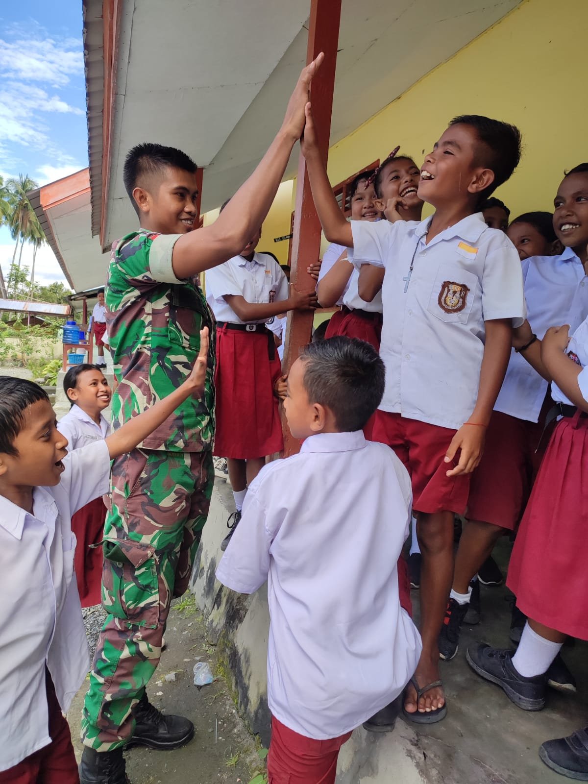 Satgas Yonarmed 1 Kostrad Latih Baris-Berbaris Tanamkan Kedisiplinan Siswa SD Tananahu