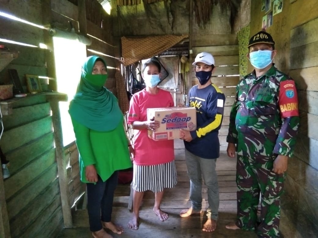 Babinsa Mekar Sekuntum dan Istri Sampaikan Paket Sembako untuk Warga Membutuhkan