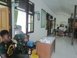 Prajurit Satgas Yonif 126/KC Bantu Vaksinasi Massal bersama Nakes di Perbatasan