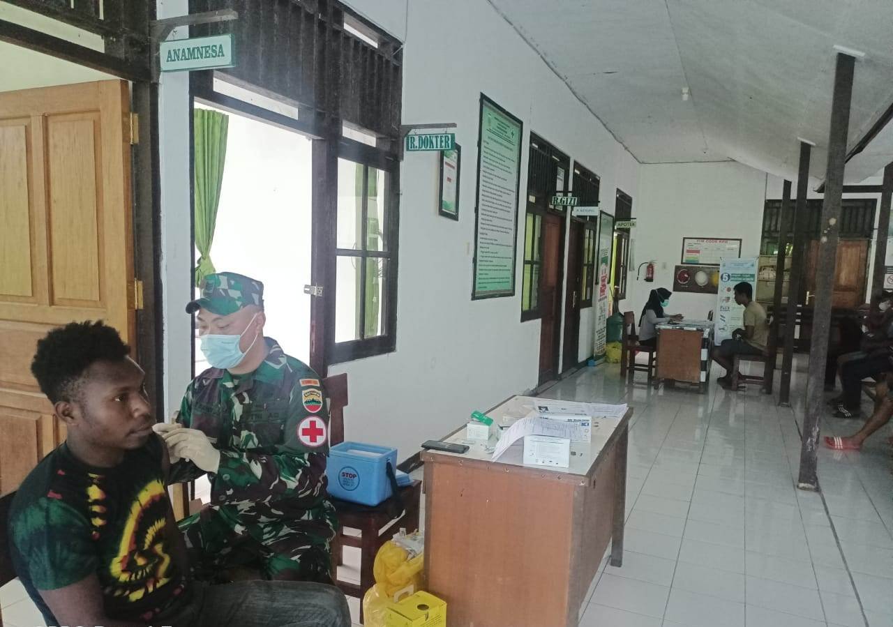 Prajurit Satgas Yonif 126/KC Bantu Vaksinasi Massal bersama Nakes di Perbatasan