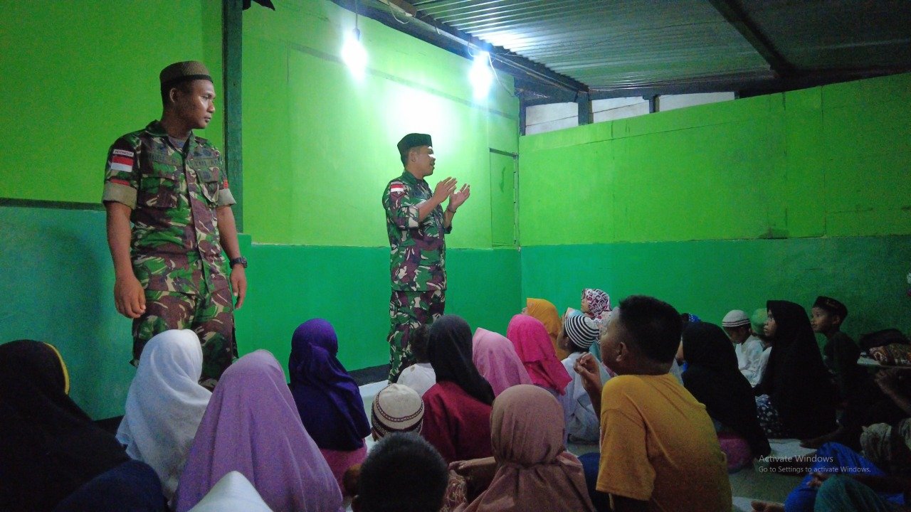 Prajurit Ajusta Sulap Gudang Jadi Mushola dan Ajari Mengaji di Daerah Tugas