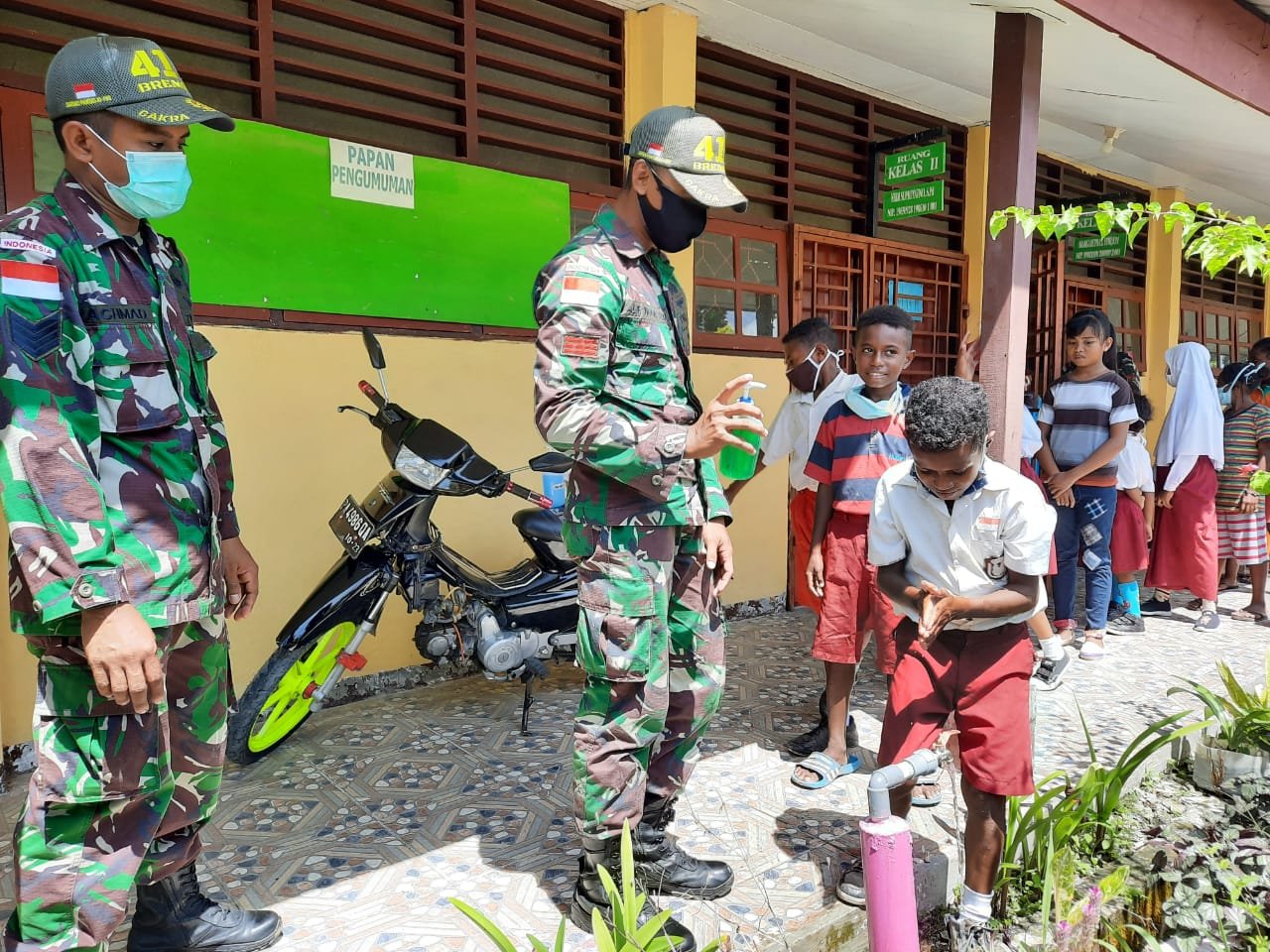 Tak Kenal Lelah, Satgas Yonif 413 Kostrad Berupaya Cegah Covid-19 di Papua