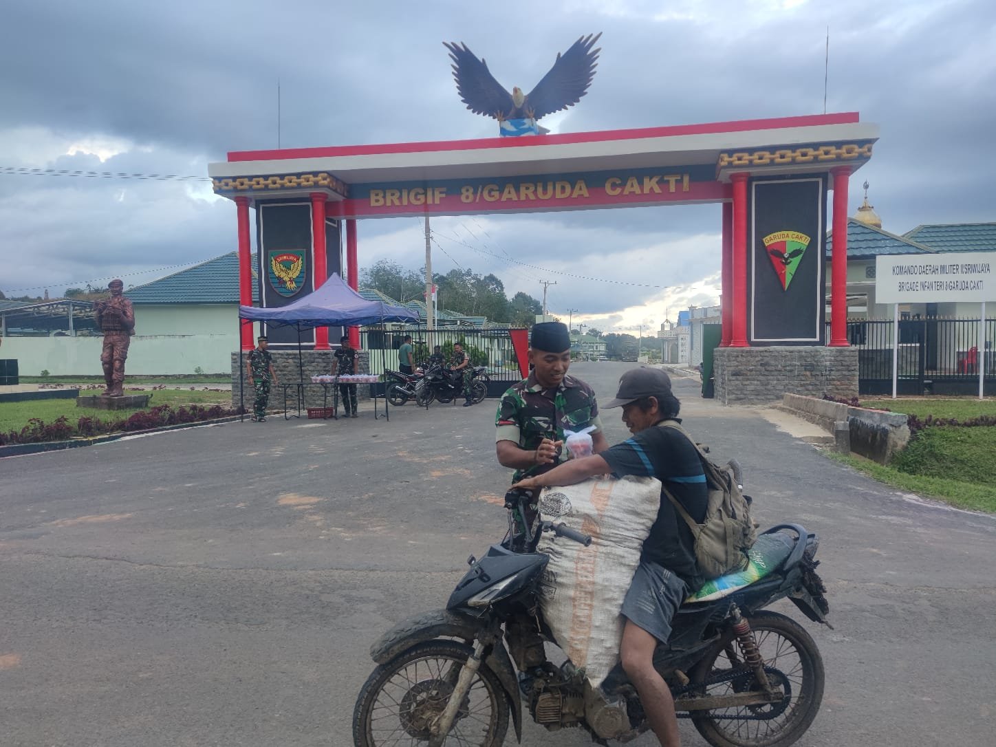 Brifif 8/GC Bagikan Takjil untuk Buka Puasa