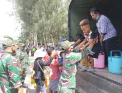 Truk Satgas 413 Antar Warga Perbatasan RI-PNG Ibadah di Pantai Hamadi