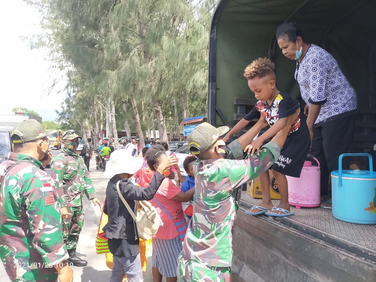 Truk Satgas 413 Antar Warga Perbatasan RI-PNG Ibadah di Pantai Hamadi