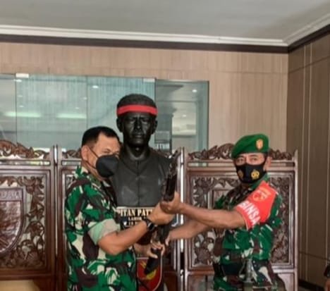 Kodam XVI/Pattimura Apresiasi Warga Serahkan Senpi ke Babinsa